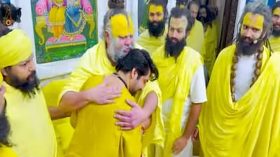 Pandit Dhirendra Krishna Shastri recently visited Premanand Ji Maharaj at Radha Hit Kelikunj Ashram in Vrindavan.