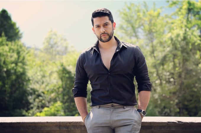 На початку та в середині 2000-х років Афтаб був популярним у шоу-бізнесі та дав кілька чудових виступів. Незважаючи на початкову популярність, він не мав касового успіху. На початку та в середині 2000-х років Афтаб був популярним у шоу-бізнесі та дав кілька чудових виступів. Незважаючи на початкову популярність, він не мав касового успіху.