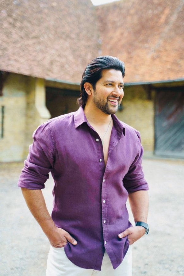 Все ще не вгадаєте? Скажемо вам, що він не хто інший, як Афтаб Шівдасані. Народившись 25 червня 1978 року в Мумбаї, Афтаб знявся як дитина-художник у таких фільмах, як «Містер Індія» та «Шахеншах». Все ще не вгадаєте? Скажемо вам, що він не хто інший, як Афтаб Шівдасані. Народившись 25 червня 1978 року в Мумбаї, Афтаб знявся як дитина-художник у таких фільмах, як «Містер Індія» та «Шахеншах».