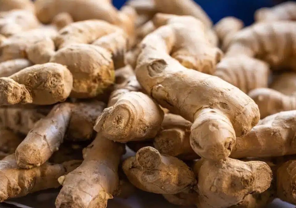 Ginger: It helps break down mucus, improves blood circulation, and has natural anti-inflammatory properties that aid in lung cleansing. Ginger: It helps break down mucus, improves blood circulation, and has natural anti-inflammatory properties that aid in lung cleansing.