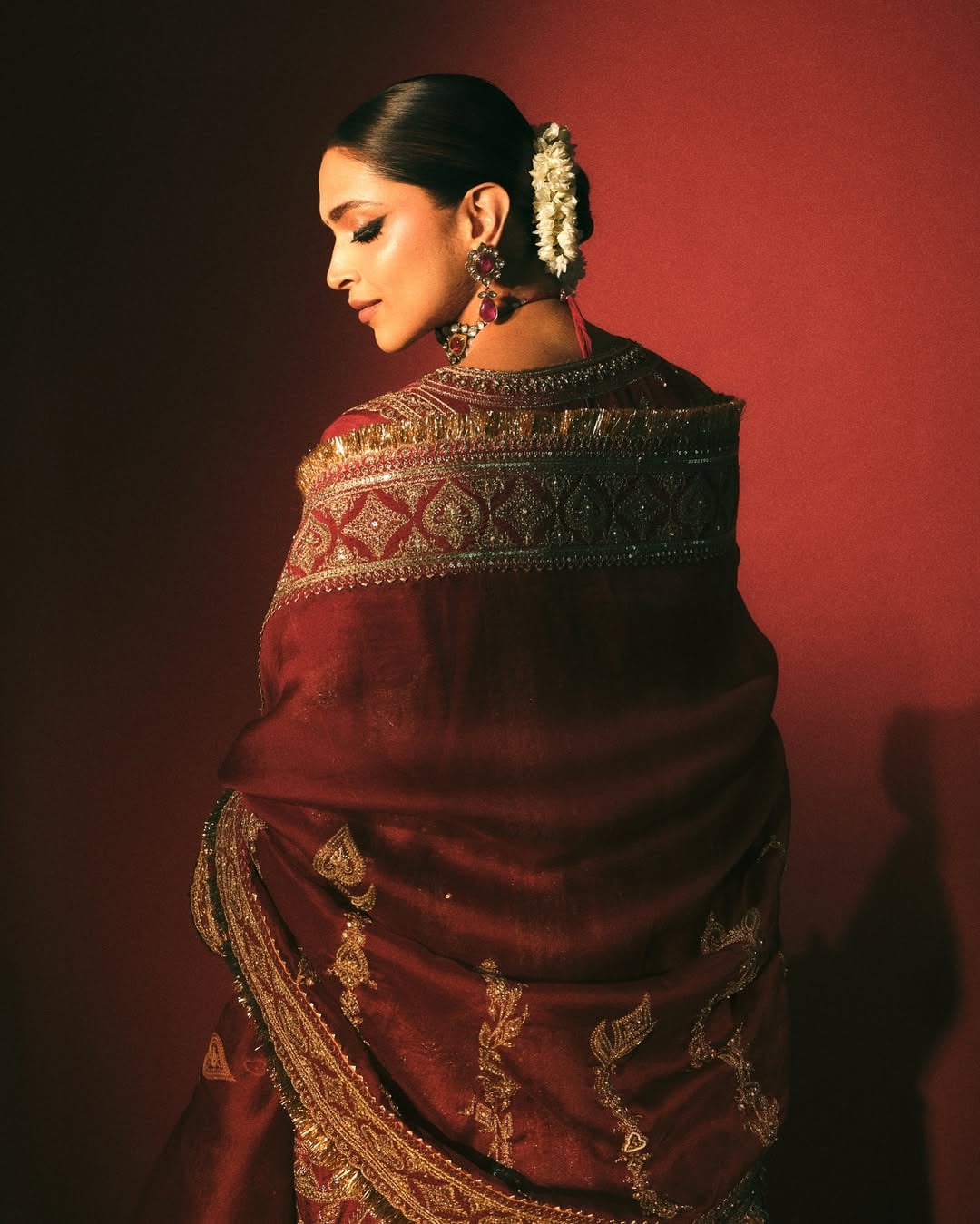 Deepika Padukone: Channel Deepika Padukone’s timeless elegance this Chhath Puja with a sleek high bun wrapped in fragnant gajras. (Image: Instagram) Deepika Padukone: Channel Deepika Padukone’s timeless elegance this Chhath Puja with a sleek high bun wrapped in fragnant gajras. (Image: Instagram)