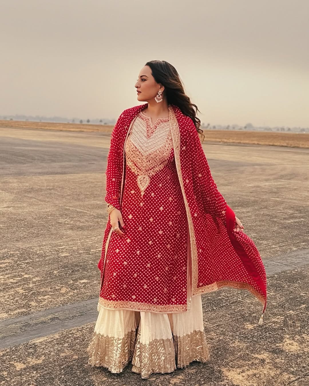 Sonakshi Sinha: Bring effortless glamour like the actress with loose, left-open tresses. (Image: Instagram) Sonakshi Sinha: Bring effortless glamour like the actress with loose, left-open tresses. (Image: Instagram)