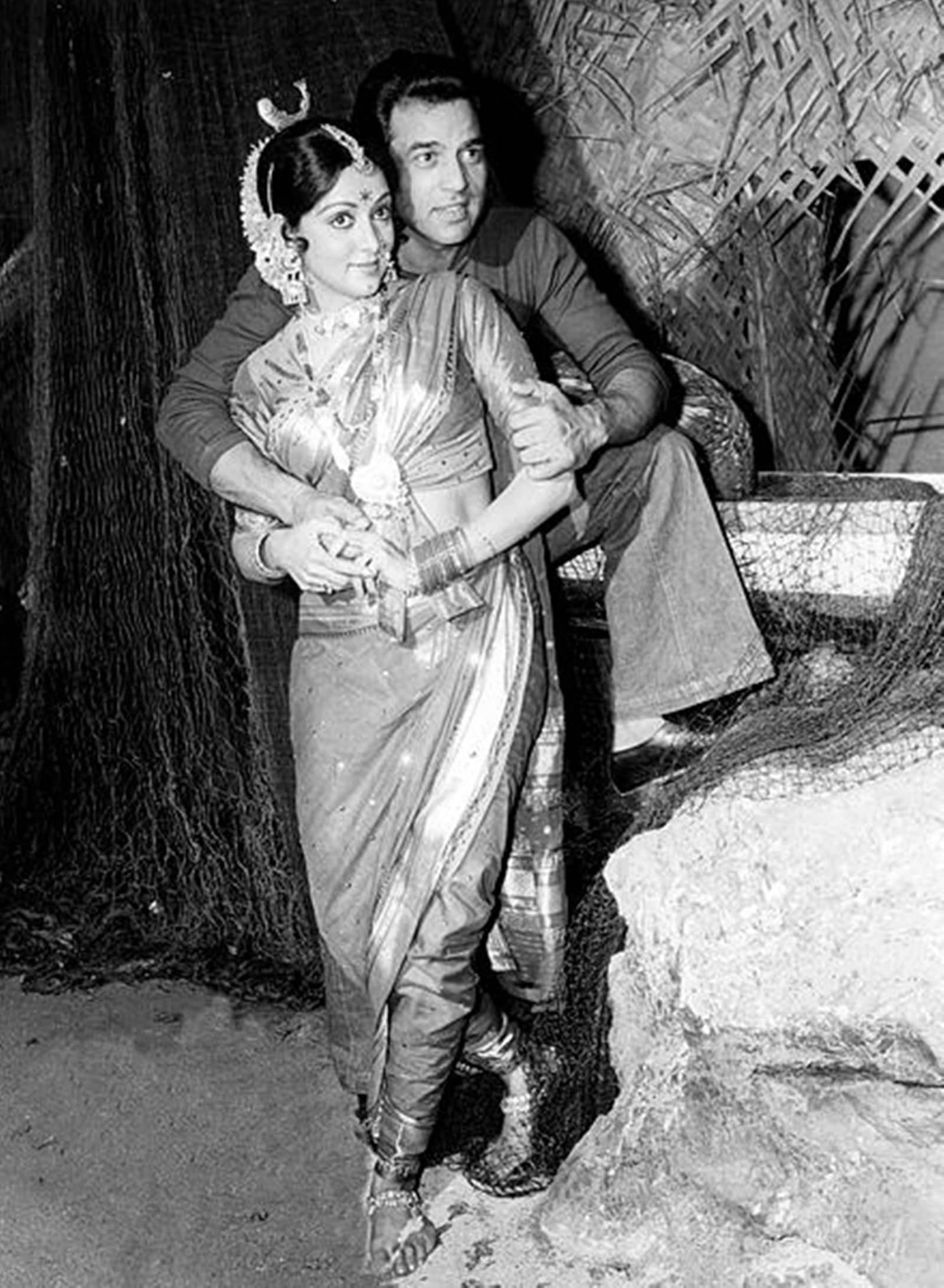 As Dharmendra was already married to Prakash Kaur and had four children — Sunny, Bobby, Vijeta, and Ajeita- this complicated situation made them both hesitant about pursuing their feelings, but Dharmendra was sure about Malini. As Dharmendra was already married to Prakash Kaur and had four children — Sunny, Bobby, Vijeta, and Ajeita- this complicated situation made them both hesitant about pursuing their feelings, but Dharmendra was sure about Malini.