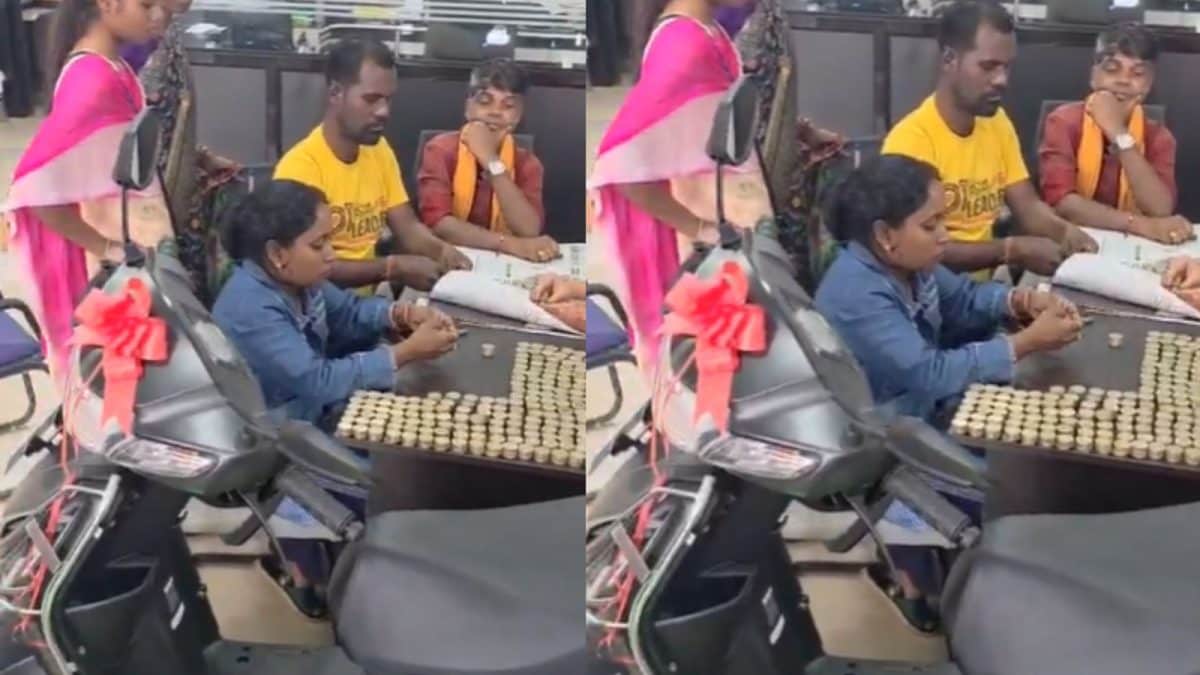 Chhattisgarh Farmer Saves Rs 10 Coins For Months To Buy Daughter Rs 1 Lakh Scooter, Showroom Staff Spends 3 Hours Counting Chhattisgarh Farmer Saves Rs 10 Coins For Months To Buy Daughter Rs 1 Lakh Scooter, Showroom Staff Spends 3 Hours Counting