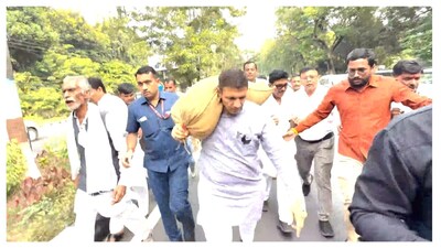 Jitu Patwari marched to Union Agriculture Minister Shivraj Singh Chouhan’s residence carrying a sack of paddy.