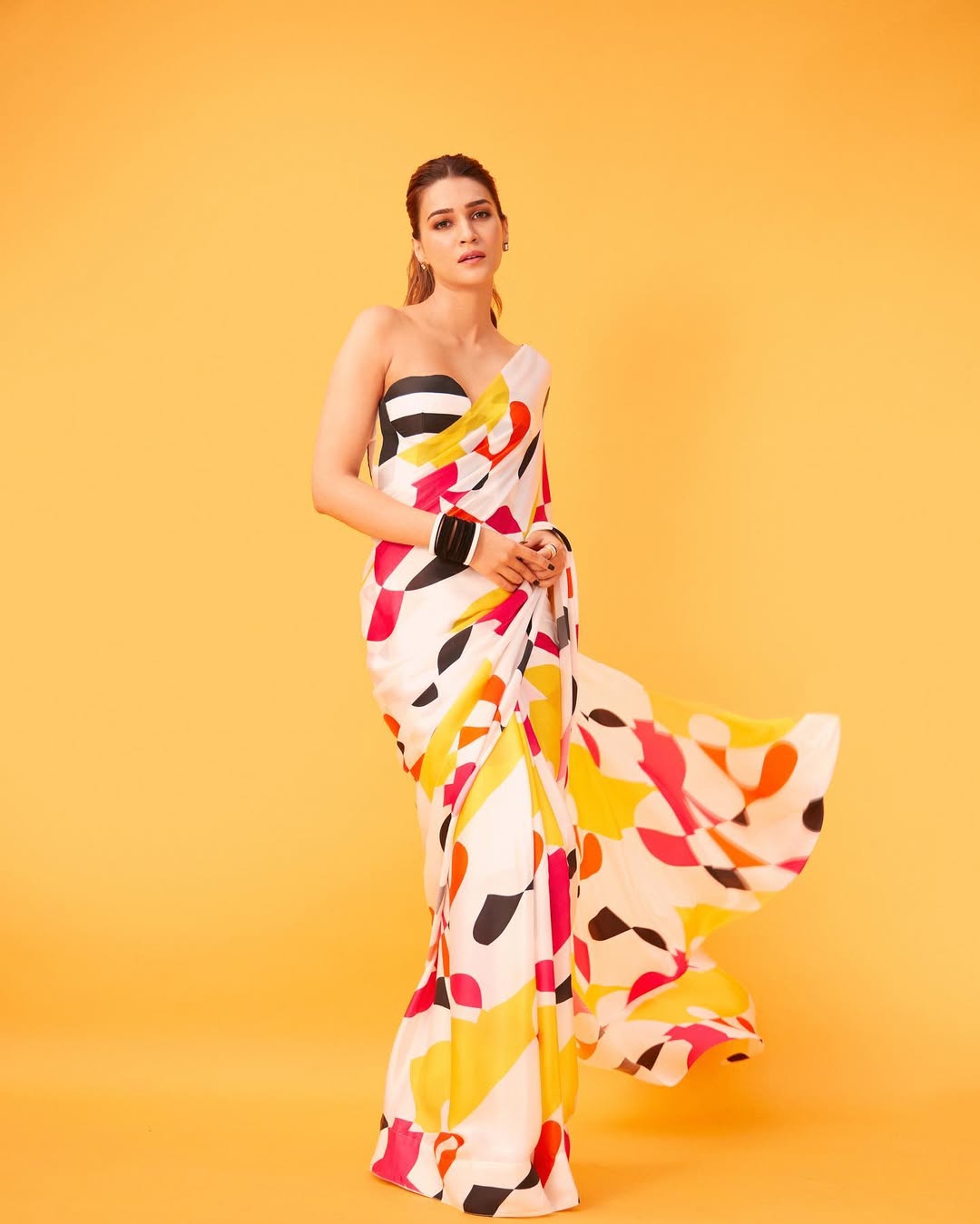 Strapless Blouse: Channel Kriti Sanon’s bold and glamorous vibe with a strapless blouse that’s perfect for festive occasions. Strapless Blouse: Channel Kriti Sanon’s bold and glamorous vibe with a strapless blouse that’s perfect for festive occasions.