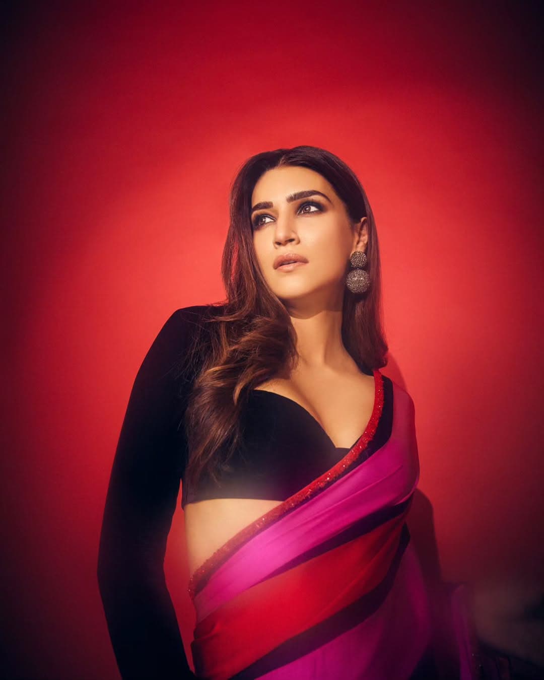Sweetheart Neckline: The sweetheart neckline blouse, inspired by Kriti Sanon’s charming style, adds a romantic and feminine touch to your festive look. (Image: Instagram) Sweetheart Neckline: The sweetheart neckline blouse, inspired by Kriti Sanon’s charming style, adds a romantic and feminine touch to your festive look. (Image: Instagram)