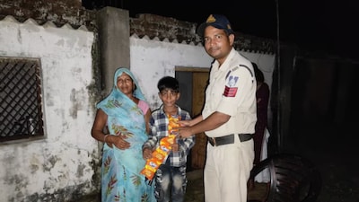Kurkure ನೀಡದ ತಾಯಿ- 112 ಗೆ ಕಾಲ್ ಮಾಡಿ ಪೊಲೀಸರಿಗೆ ದೂರು ನೀಡಿದ 8 ವರ್ಷದ ಬಾಲಕ Kurkure ನೀಡದ ತಾಯಿ- 112 ಗೆ ಕಾಲ್ ಮಾಡಿ ಪೊಲೀಸರಿಗೆ ದೂರು ನೀಡಿದ 8 ವರ್ಷದ ಬಾಲಕ