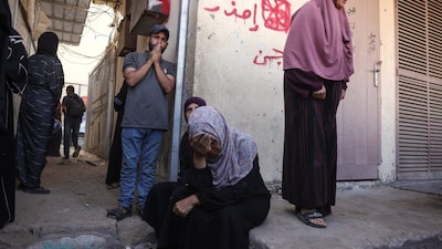 Palestinians mourn the death of loved ones killed in Israeli strikes, outside al-Aqsa Martyrs hospital in Deir el-Balah in the central Gaza Strip. (AFP photo)