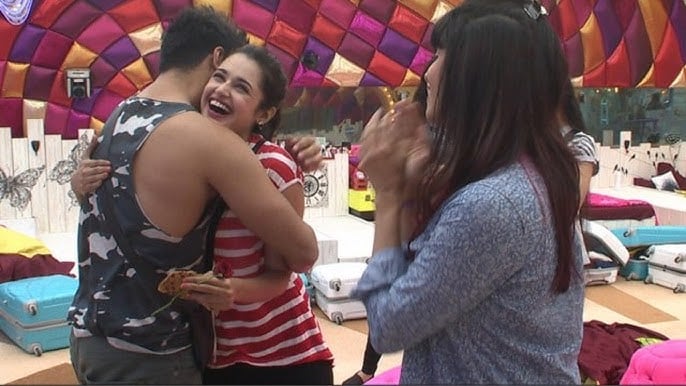 Prince cooked a heart-shaped paratha for Yuvika and confessed his feelings for her. Skeptical about whether what Prince was doing was part of a game or real feelings, Yuvika was hesitant at first, but her heart melted. Then came a shock. Prince cooked a heart-shaped paratha for Yuvika and confessed his feelings for her. Skeptical about whether what Prince was doing was part of a game or real feelings, Yuvika was hesitant at first, but her heart melted. Then came a shock.