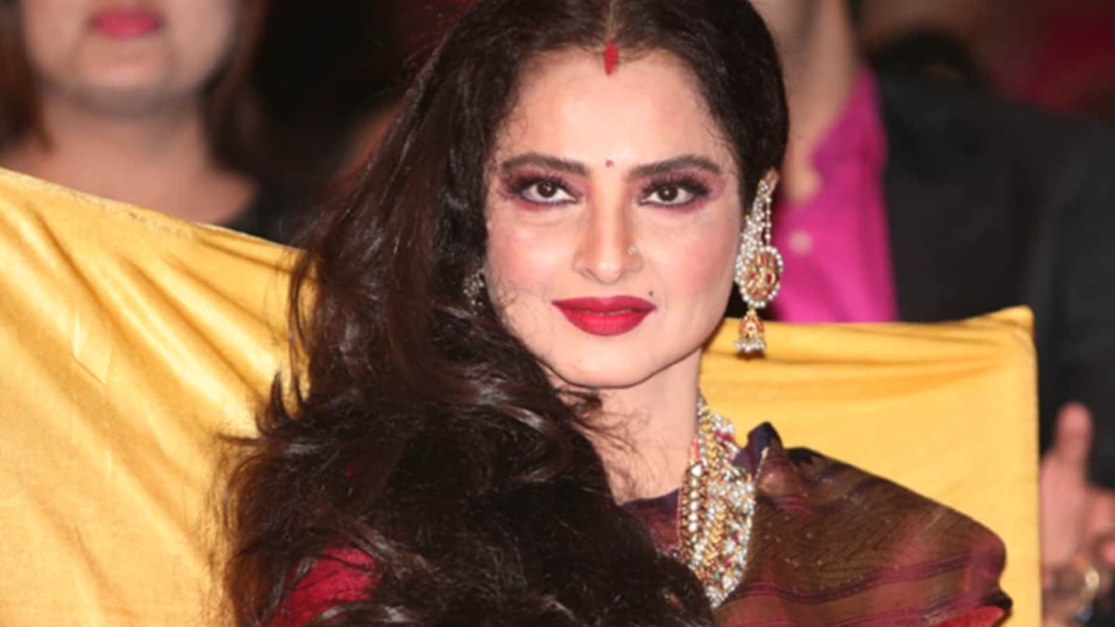 Veteran actress Rekha has always ruled headlines for her alleged love affairs and romantic relationships. While she is often linked to Amitabh Bachchan, there was this time when her association with a Pakistani cricketer had become the talk of the town. Veteran actress Rekha has always ruled headlines for her alleged love affairs and romantic relationships. While she is often linked to Amitabh Bachchan, there was this time when her association with a Pakistani cricketer had become the talk of the town.