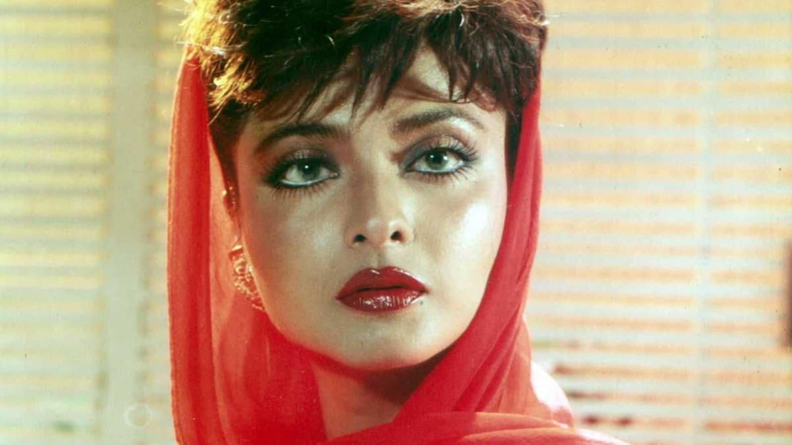 Rekha was once rumoured to be dating Pakistani cricketer-turned-politician Imran Khan. Reportedly, the two were madly in love with each other and had even decided to get married but eventually parted ways. Why? Let's find out. Rekha was once rumoured to be dating Pakistani cricketer-turned-politician Imran Khan. Reportedly, the two were madly in love with each other and had even decided to get married but eventually parted ways. Why? Let's find out.