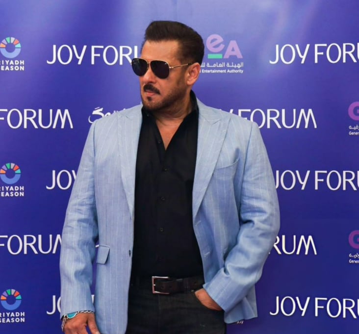 Salman also added, in a sarcastic tone, that another recent film by the director, Madhraasi, was released but also failed at the box office, even though the lead actor of that film used to reach the set by 6 PM. Salman also added, in a sarcastic tone, that another recent film by the director, Madhraasi, was released but also failed at the box office, even though the lead actor of that film used to reach the set by 6 PM. Salman also added, in a sarcastic tone, that another recent film by the director, Madhraasi, was released but also failed at the box office, even though the lead actor of that film used to reach the set by 6 PM. Salman also added, in a sarcastic tone, that another recent film by the director, Madhraasi, was released but also failed at the box office, even though the lead actor of that film used to reach the set by 6 PM.