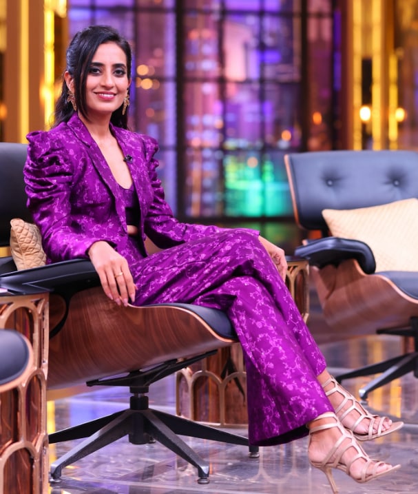  Vineeta Singh (SUGAR Cosmetics): An alumna of IIT Madras and IIM Ahmedabad, Vineeta famously declined a high-paying job to build her own brand. SUGAR Cosmetics disrupted the Indian beauty market with products specifically designed for Indian skin tones, rapidly scaling into a massive omnichannel success.