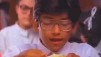 Серед багатьох облич була й дитина, яка виросла, увійшла в Боллівуд і знялася у понад 45 фільмах. Підказка: він є частиною однієї з улюблених індійських комедійних франшиз для дорослих, четверта глава якої незабаром має вийти. Серед багатьох облич була й дитина, яка виросла, увійшла в Боллівуд і знялася у понад 45 фільмах. Підказка: він є частиною однієї з улюблених індійських комедійних франшиз для дорослих, четверта глава якої незабаром має вийти.