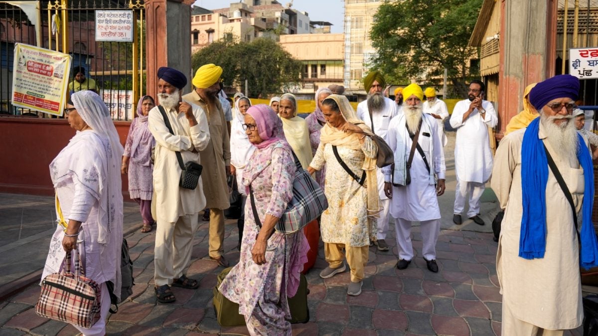 <div>Govt Allows Sikh Jathas To Visit Pakistan For Guru Nanak's Prakash Purab</div>