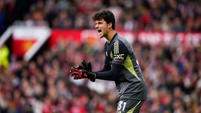 Manchester United's goalkeeper Senne Lammens reacts during the English Premier League soccer match between Manchester United and Sunderland at Old Trafford stadium in Manchester, England, Saturday, Oct. 4, 2025. (AP Photo/Dave Thompson)
