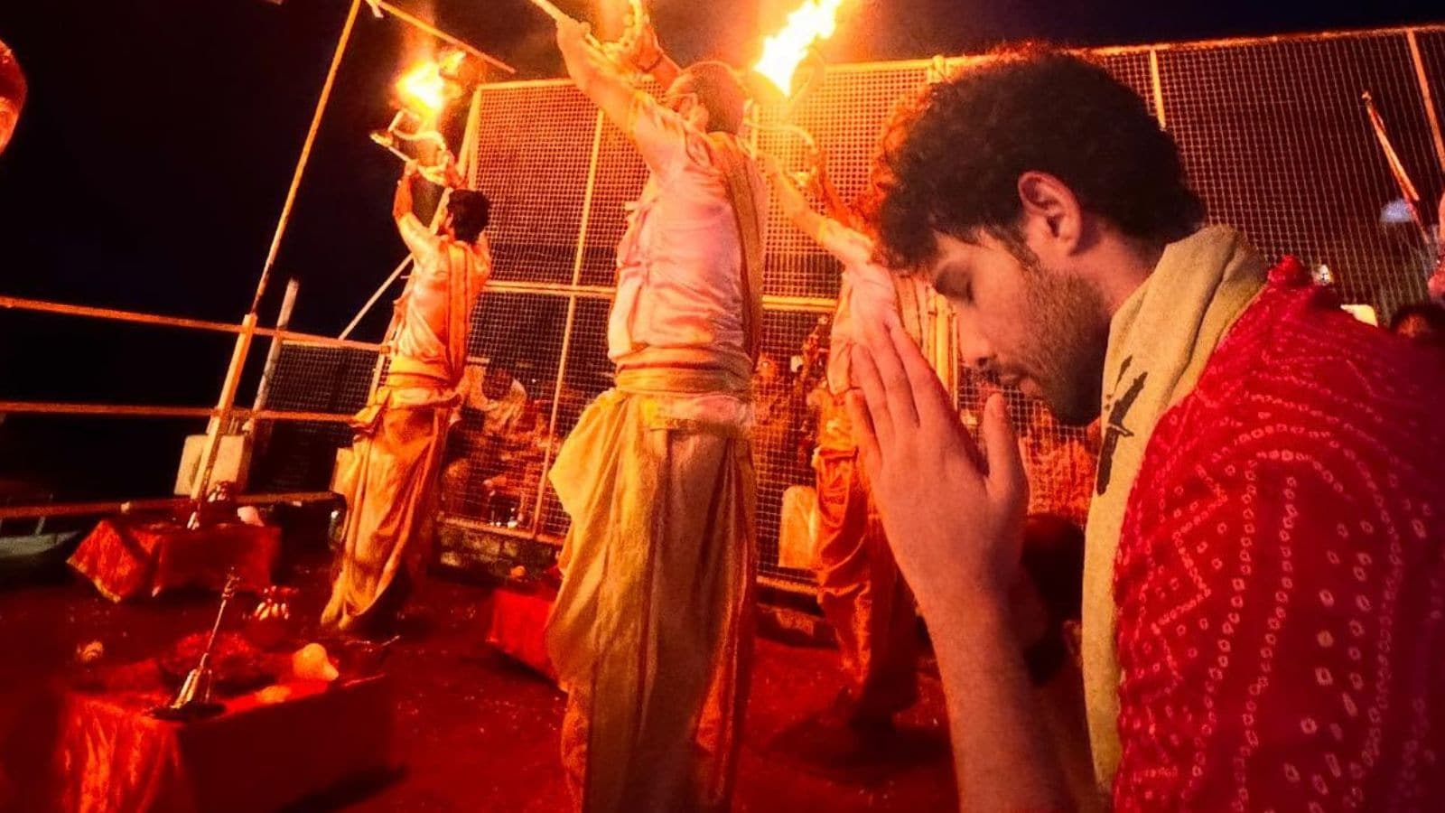  Attend Evening Ganga Aarti: Join the locals at Dashashwamedh Ghat during the evening Aarti. Light a diya (oil lamp) and feel the spiritual energy of the city’s most famous ritual.