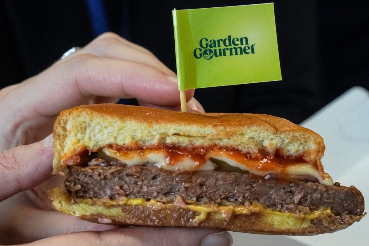 'Stop This Hot Dog Populism': EU Lawmakers Vote to Ban The Term 'Veggie Burger' thumbnail