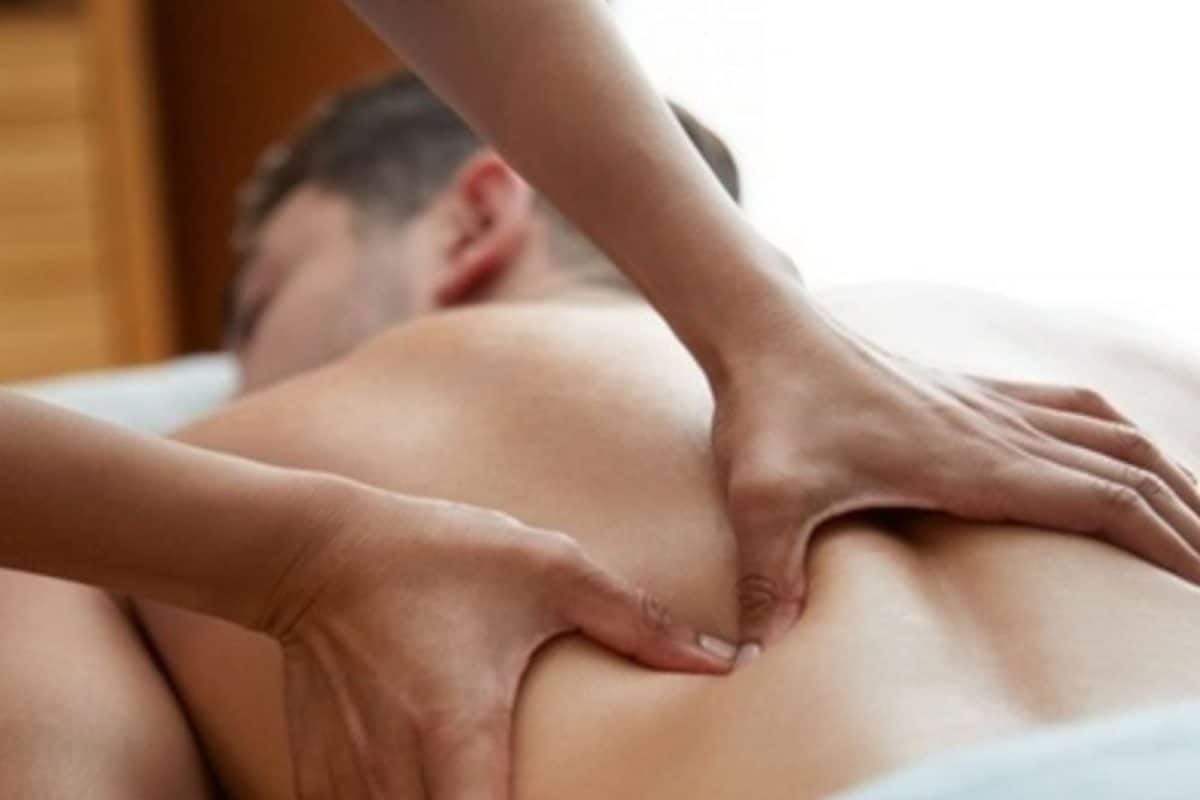 5 Reasons Traditional Oil Massage Made A Powerful Comeback In 2025