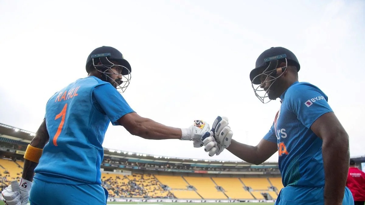 KL Rahul continua sendo o primeiro wicketkeeper de escolha, com Sanju Samson que deve sair do Dhruv Jurel para o segundo slot, dado seus fortes números em ODIs. KL Rahul continua sendo o primeiro wicketkeeper de escolha, com Sanju Samson que deve sair do Dhruv Jurel para o segundo slot, dado seus fortes números em ODIs.