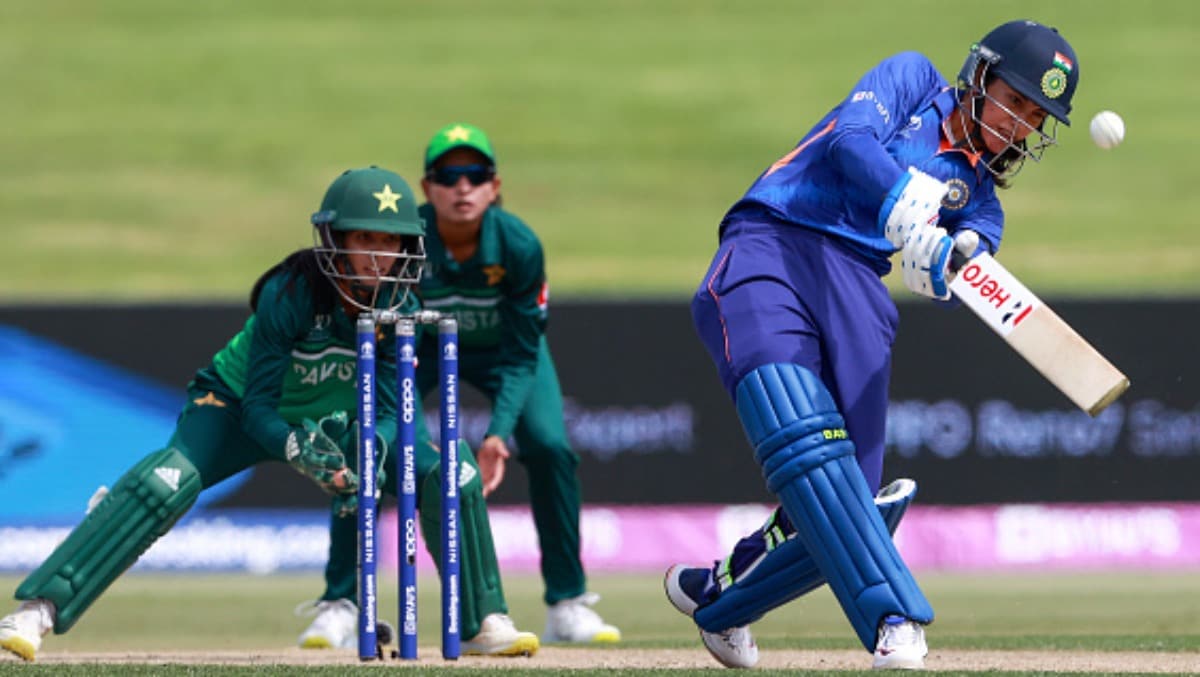 A Copa do Mundo Feminina da ICC 2022, a Índia venceu por 107 corridas: o Paquistão foi achatado novamente. O sorridente Mandhana e Sneh Rana, cinquenta, levaram a Índia a 244/7. Mais tarde, Rajeshwari Gayakwad (4/31) e Jhulan Goswami (26/2) ajudaram a Índia a lançar o Paquistão por 137 em 43 overs.