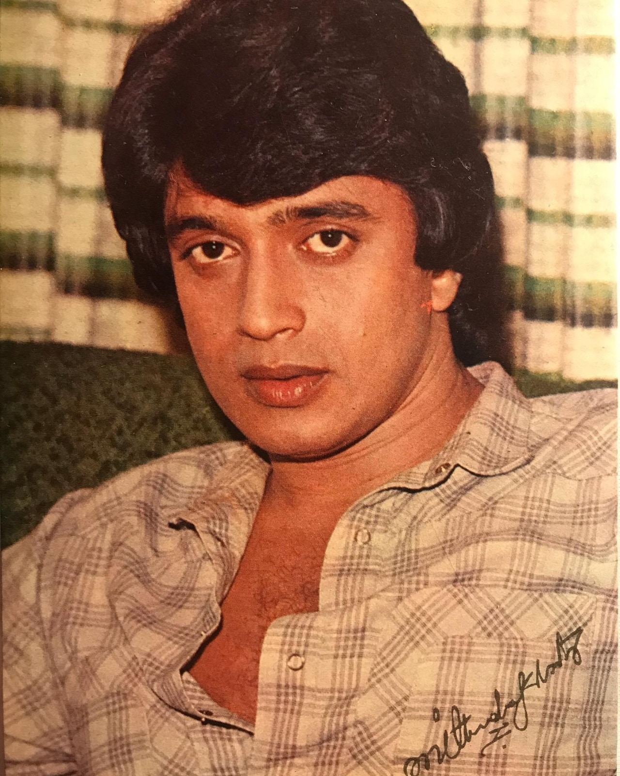 The rags-to-riches movie was further accompanied by the musical compositions of Bappi Lahiri. The songs composed by Lahiri were written by Anjaan and Faruk Kaiser, which undoubtedly created a disco fever all over the world. The rags-to-riches movie was further accompanied by the musical compositions of Bappi Lahiri. The songs composed by Lahiri were written by Anjaan and Faruk Kaiser, which undoubtedly created a disco fever all over the world.