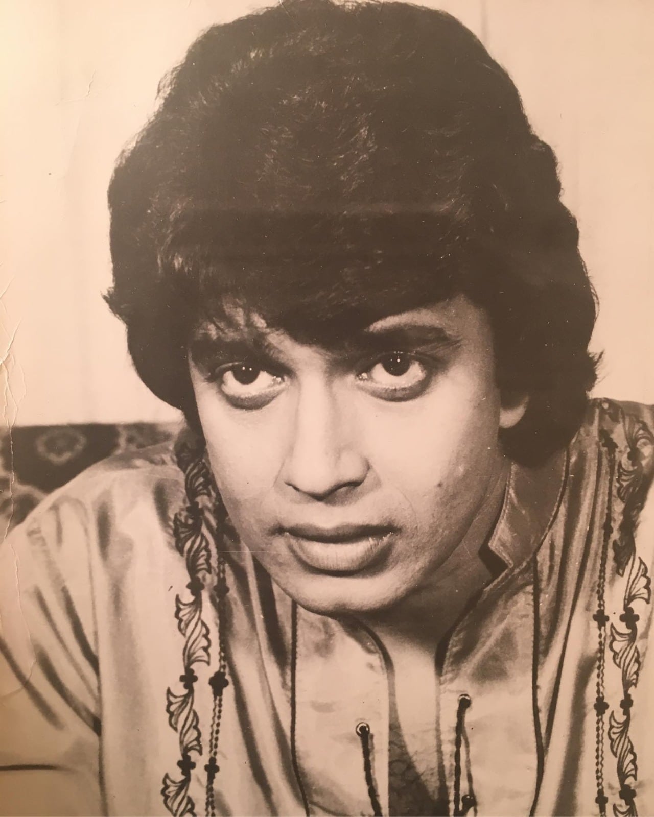 The film stars Chakraborty and Kim in leading roles, with Om Puri, Gita Siddharth, and Karan Razdan in supporting roles. The 1982 dance-action film also featured Rajesh Khanna in a special appearance. The film stars Chakraborty and Kim in leading roles, with Om Puri, Gita Siddharth, and Karan Razdan in supporting roles. The 1982 dance-action film also featured Rajesh Khanna in a special appearance.