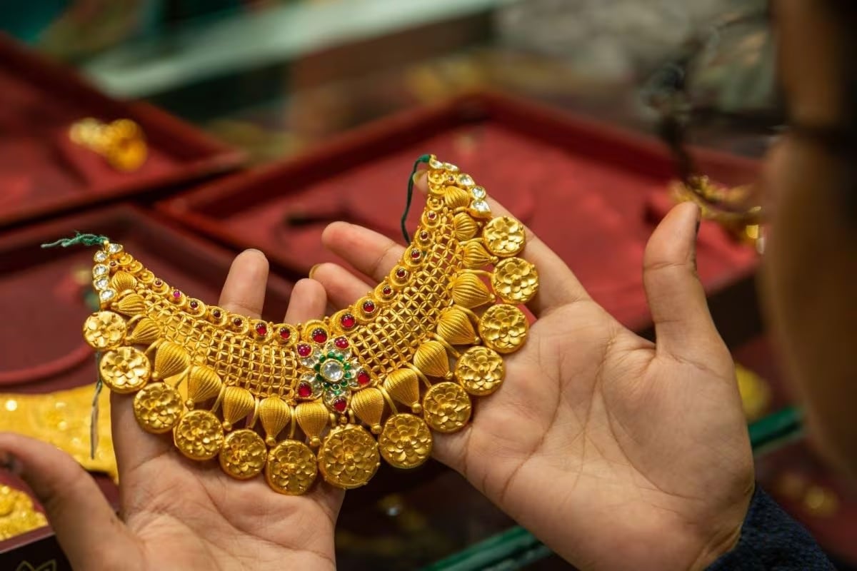 For investors, this strengthens gold’s position as a smart hedge in uncertain times. It is a way to protect wealth when other investments look risky or unpredictable. For investors, this strengthens gold’s position as a smart hedge in uncertain times. It is a way to protect wealth when other investments look risky or unpredictable.