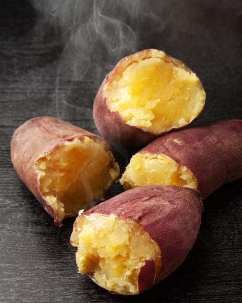 আয়ুর্বেদাচার্য ভুবনেশ পাণ্ডের মতে, মিষ্টি স্বাদ থাকা সত্ত্বেও, মিষ্টি আলুকে সাত্ত্বিক খাবার হিসেবে বিবেচনা করা হয় এবং প্রায়শই উপবাসের সময় খাওয়া হয়। ডায়াবেটিস রোগীরাও অল্প পরিমাণে খেতে পারেন। প্রাকৃতিক শক্তিতে সমৃদ্ধ, এগুলি শরীরকে শীতকালীন সাধারণ অসুস্থতার সঙ্গে লড়াই করতে এবং প্রাণশক্তি বাড়াতে সাহায্য করে।