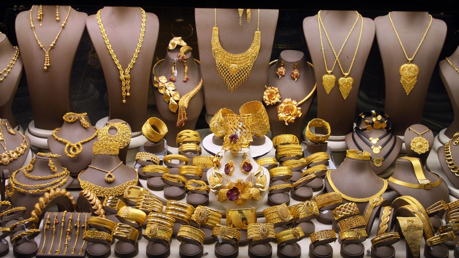 Dhanteras 2025: 10 Auspicious Purchases To Invite Wealth and Positivity Dhanteras 2025: 10 Auspicious Purchases To Invite Wealth and Positivity