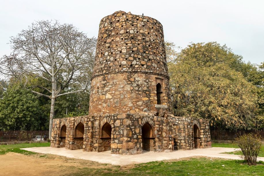 Chor Minar, Hauz Khas: This medieval monument features dozens of holes in its walls, believed to have once displayed the severed heads of thieves during Alauddin Khilji’s reign. Locals believe their spirits still haunt the area after nightfall. Chor Minar, Hauz Khas: This medieval monument features dozens of holes in its walls, believed to have once displayed the severed heads of thieves during Alauddin Khilji’s reign. Locals believe their spirits still haunt the area after nightfall.