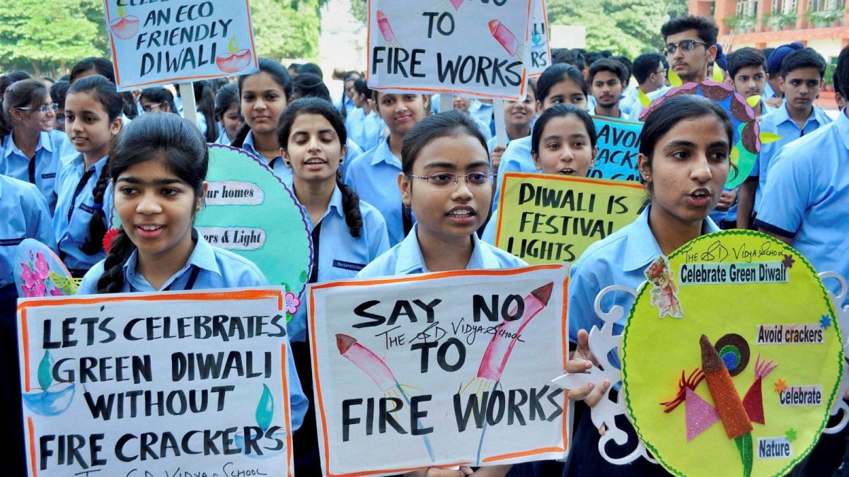 <div>'Govt Will Fully...': Delhi CM Rekha Gupta To Move SC For Green Firecracker Use This Diwali</div>