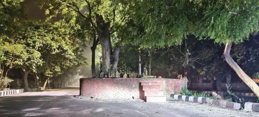 Dwarka Sector 9 Haunted Tree: A large tree near the metro station is said to be haunted by a woman’s spirit. Motorists have reported accidents after seeing her apparition dart across the road; some even claim to have been slapped by an unseen force. Dwarka Sector 9 Haunted Tree: A large tree near the metro station is said to be haunted by a woman’s spirit. Motorists have reported accidents after seeing her apparition dart across the road; some even claim to have been slapped by an unseen force.