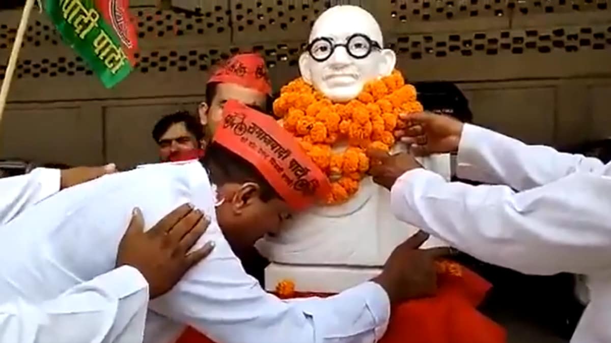 <div>On Gandhi Jayanti, When SP Leader Wept Holding Bapu's Statue: 'Desh Azad Karakar Kahan Chale Gaye...'</div>