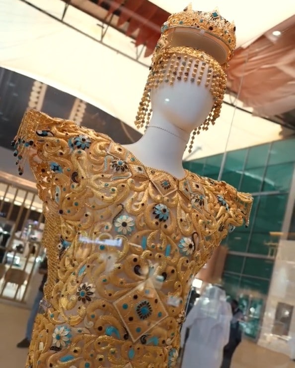 Dubai's 9.65 Crore Gold Dress Stuns The World, Sets Guinness Record Dubai's 9.65 Crore Gold Dress Stuns The World, Sets Guinness Record