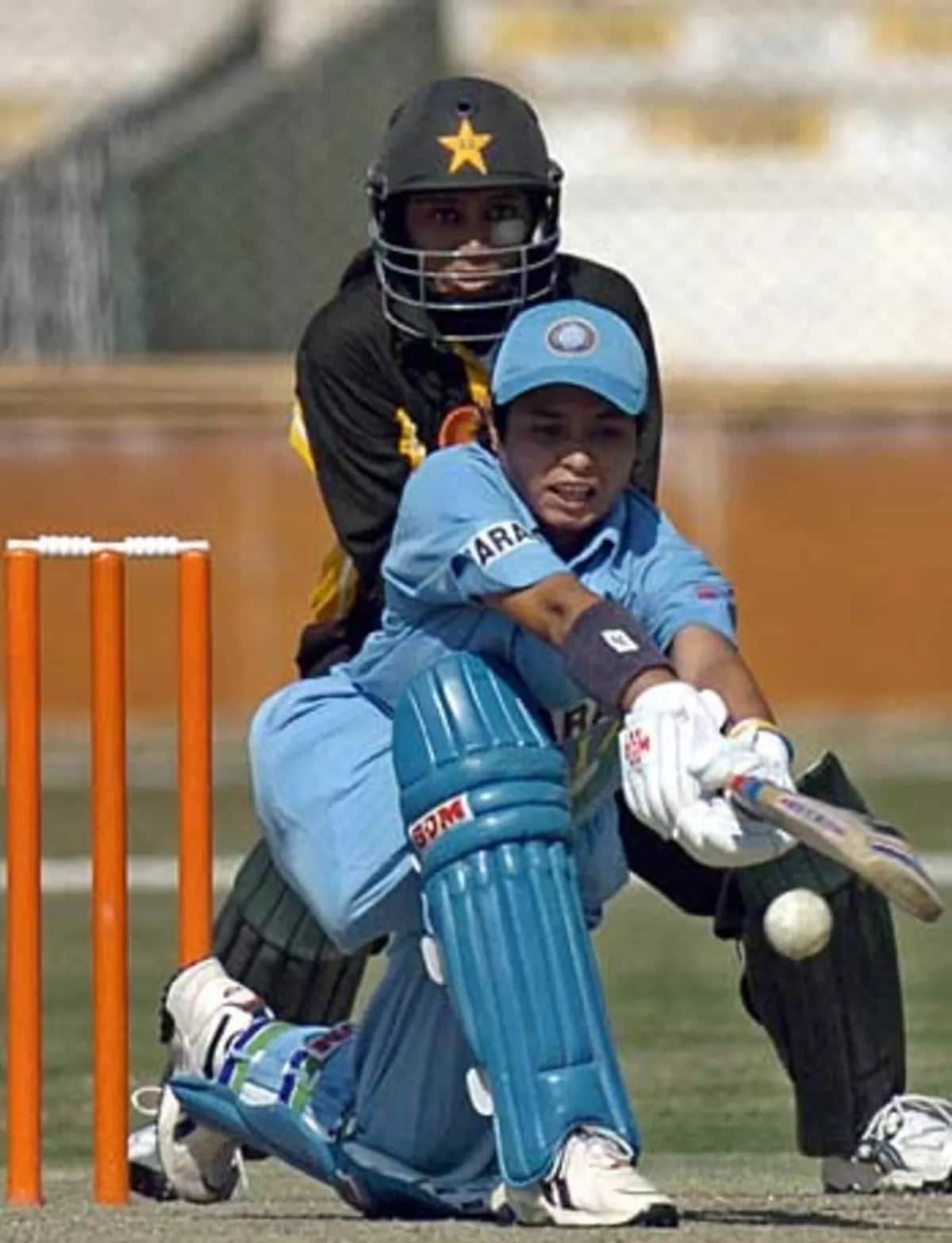 A Ásia da Ásia 2006-07, a Índia venceu por 207 corridas: a maior vitória da Índia contra o Paquistão nas mulheres ODIs em termos de margem de corridas. Jaya Sharma estrelou com uma batida de 74 corridas, enquanto o capitão Mithali Raj atingiu e Rumeli Dhar também marcou cinquenta. A Índia publicou 283/3 em cinquenta overs. O Paquistão foi todo para 76 anos. Snehal Pradhan (3/21) e Neetu David (3/9) compartilharam 6 postigos entre si.