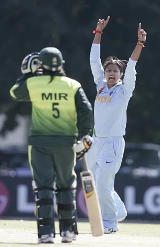 A Copa do Mundo da Mulher da ICC 2009, a Índia venceu por 10 postigos: a vitória inaugural da Índia contra o Paquistão nas cinquenta e nas Copas do Mundo. O Paquistão caiu para 57, enquanto a Índia selou a perseguição com 40 overs de sobra. Rumeli Dhar - 3/7 em 8 overs - ensacou o prêmio de jogador do jogo.