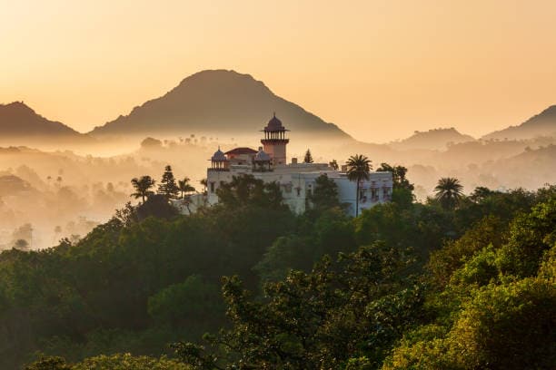 During British rule, Mount Abu was developed as a summer retreat for colonial officers, much like Shimla and Mussoorie. The town still retains traces of its colonial past, with British-style bungalows, royal lodges, and heritage buildings dotting the landscape. These structures add a nostalgic charm to the town’s otherwise rustic and spiritual ambiance.