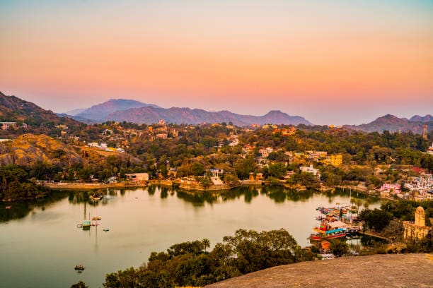 Mount Abu’s scenic beauty is one of its biggest draws. Key natural attractions include Nakki Lake, a picturesque artificial lake ideal for boating and evening strolls; Guru Shikhar, the highest peak in Rajasthan, offering panoramic views of the surrounding hills; Sunset Point, a popular spot to watch the sun dip below the horizon; and Mount Abu Wildlife Sanctuary, home to leopards, sloth bears, and over 250 bird species, along with rich flora like orchids and bamboo groves.