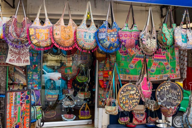 The town is dotted with local markets selling handicrafts, Rajasthani textiles, and tribal jewelry. You’ll also find cozy cafes and eateries offering everything from traditional Rajasthani thalis to continental fare.