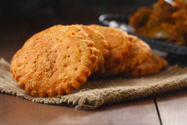 Ingredients: 2 cups maida, ½ cup whole wheat flour, 3 tablespoon ghee, 5-6 tablespoons water, 2 teaspoons ajwain, 2 teaspoons kali mirch, 2 teaspoons kasuri methi, 1 teaspoon jeera, 1 pinch hing, 1 pinch baking soda, salt and oil. Ingredients: 2 cups maida, ½ cup whole wheat flour, 3 tablespoon ghee, 5-6 tablespoons water, 2 teaspoons ajwain, 2 teaspoons kali mirch, 2 teaspoons kasuri methi, 1 teaspoon jeera, 1 pinch hing, 1 pinch baking soda, salt and oil.