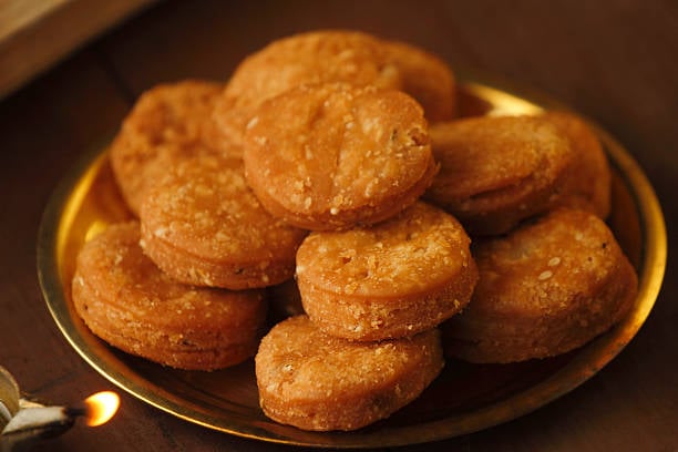 Here’s an easy guide to make Mathri at home. 