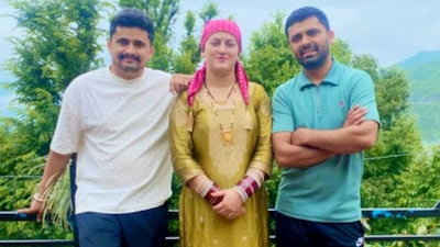 One of the brothers, Kapil Negi, announced his departure to Bahrain for his job abroad. (News18 Hindi)