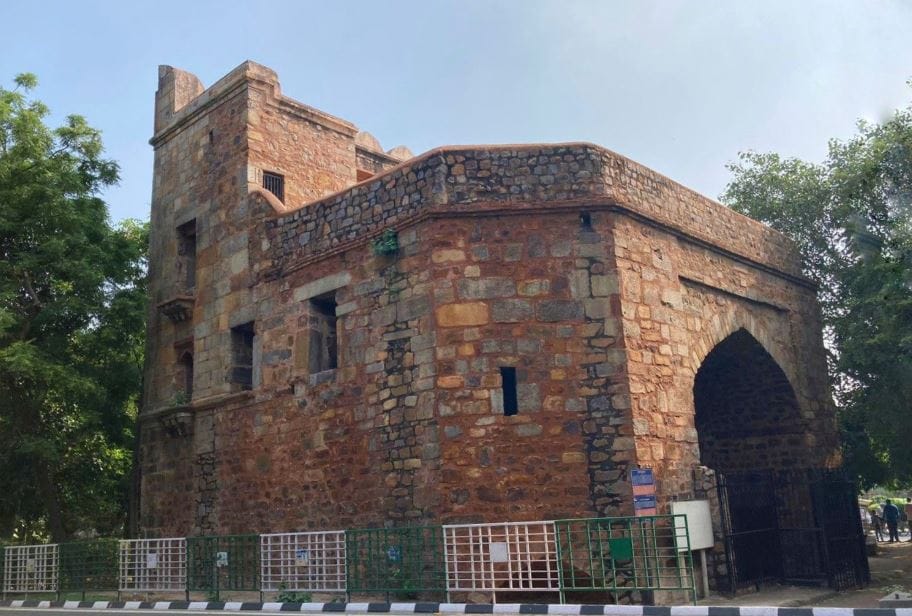Khooni Darwaza: Translating to “Bloody Gate,” this historic site is linked to the brutal execution of three Mughal princes and the hanging of freedom fighters. Locals claim to hear chilling screams and cries echoing through the night. Khooni Darwaza: Translating to “Bloody Gate,” this historic site is linked to the brutal execution of three Mughal princes and the hanging of freedom fighters. Locals claim to hear chilling screams and cries echoing through the night.