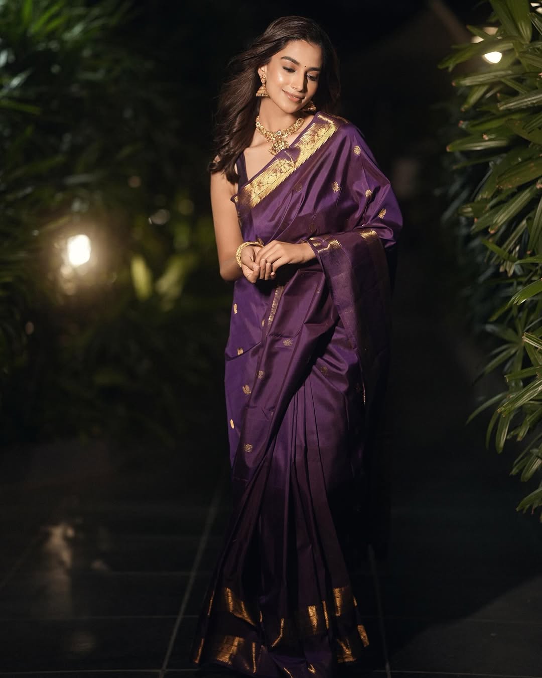 Taking cues from Meenaakshi, choose a beautiful traditional handloom silk saree in a colour of your choice. Taking cues from Meenaakshi, choose a beautiful traditional handloom silk saree in a colour of your choice.