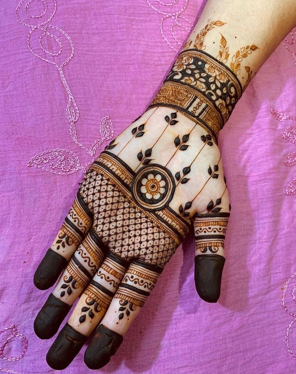Karwa Chauth 2025: Gorgeous Mehendi Trends To Adorn Your Hands Karwa Chauth 2025: Gorgeous Mehendi Trends To Adorn Your Hands