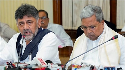 Karnataka Chief Minister Siddaramaiah (R) with Deputy CM DK Shivakumar. (PTI/File)