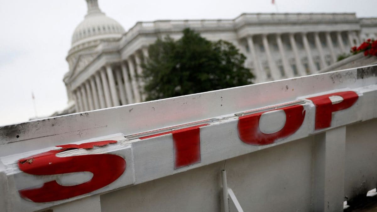 <div>Layoff Threats, Health Spending Cut & Services Halted: How The US Shutdown Will Affect Daily Life</div>