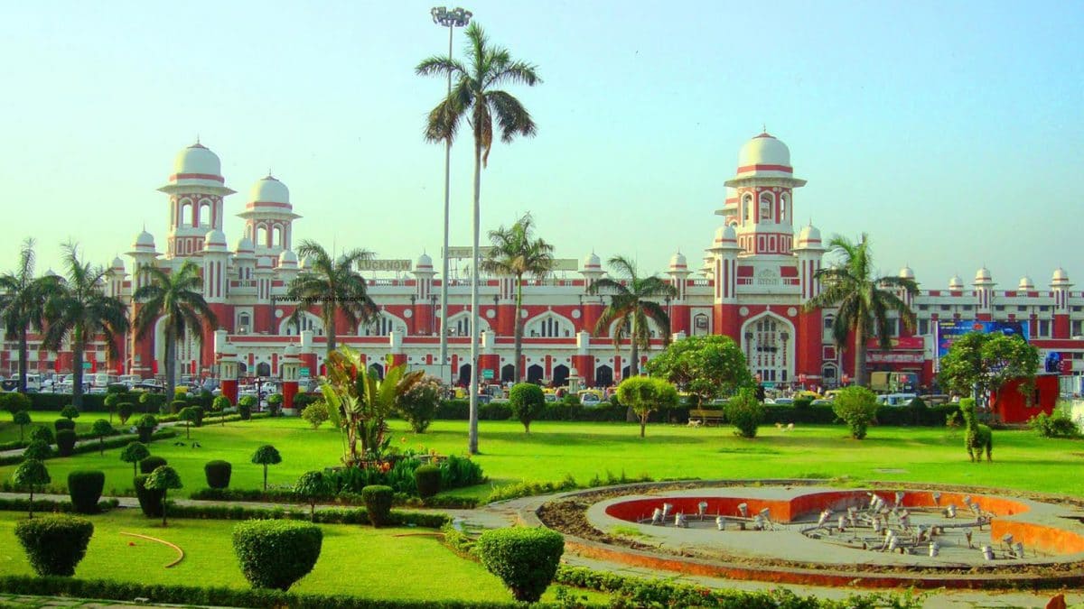 <div>10 Of India's Most Beautiful Railway Stations</div>